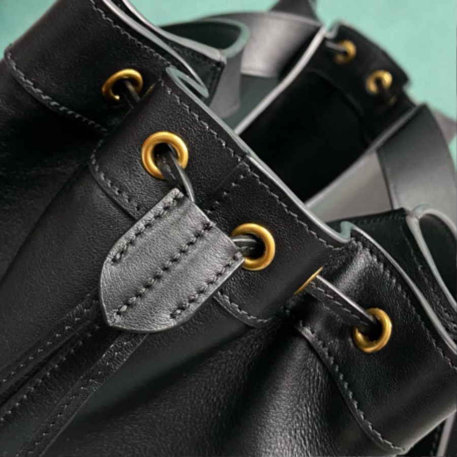 생로랑 가죽 소재의 Y 스몰 호보백 블랙 833160 2514.526cm06.jpg