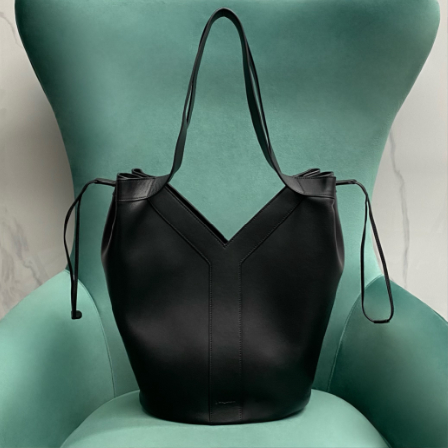 생로랑 가죽 소재의 Y 스몰 호보백 블랙 833160 2514.526cm01.jpg