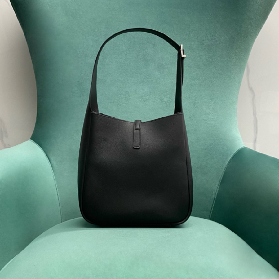 생로랑 그레인 가죽 소재 소몰 5 A 7 713938 229.521.5cm 블랙 실버2.jpg