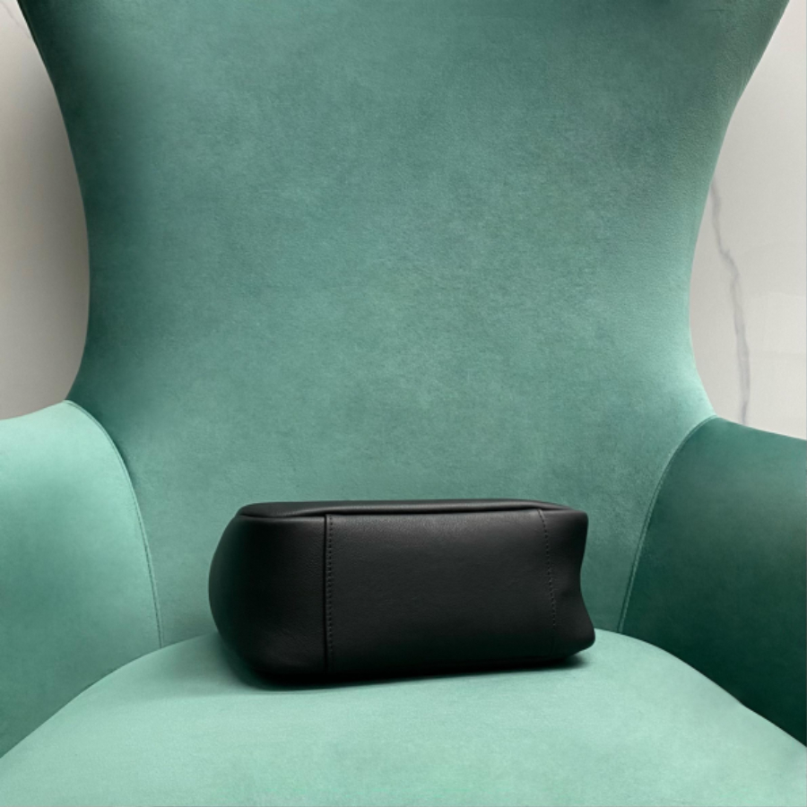 생로랑 그레인 가죽 소재 소몰 5 A 7 713938 229.521.5cm 블랙 실버5.jpg