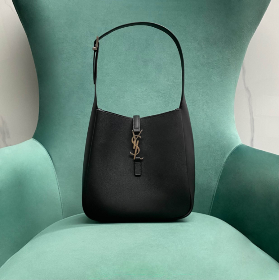 생로랑 그레인 가죽 소재 소몰 5 A 7 713938 229.521.5cm 블랙 실버1.jpg