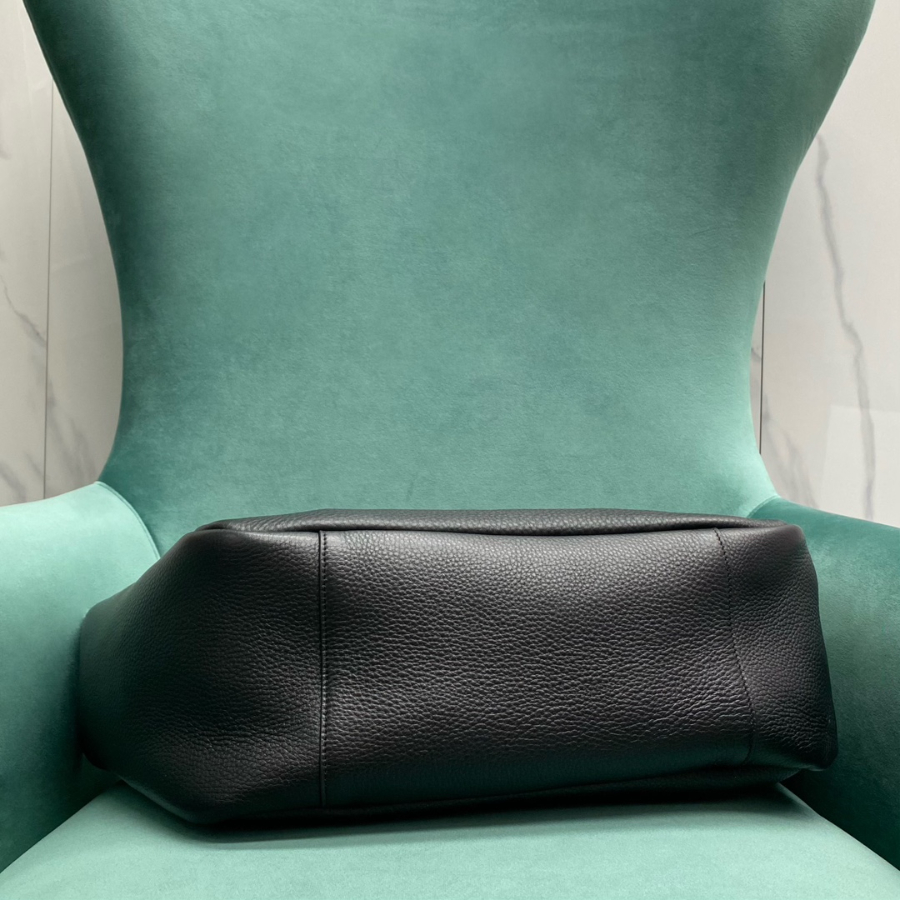 생로랑 그레인 가죽 소재의 LE 5 A 7 BEA 763435 502818cm 블랙4.jpg