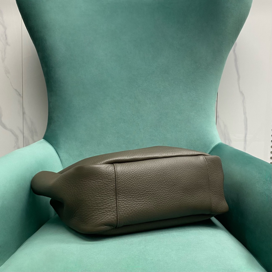 생로랑 그레인 가죽 소재의 LE 5 A 7 BEA 763435 502818cm 올리브4.jpg