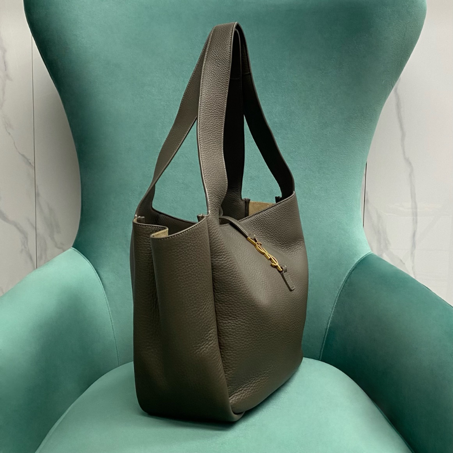 생로랑 그레인 가죽 소재의 LE 5 A 7 BEA 763435 502818cm 올리브3.jpg