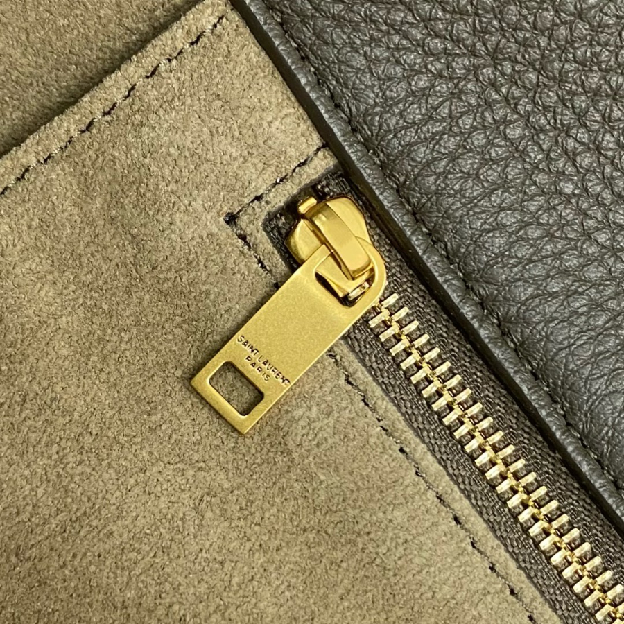 생로랑 그레인 가죽 소재의 LE 5 A 7 BEA 763435 502818cm 올리브7.jpg