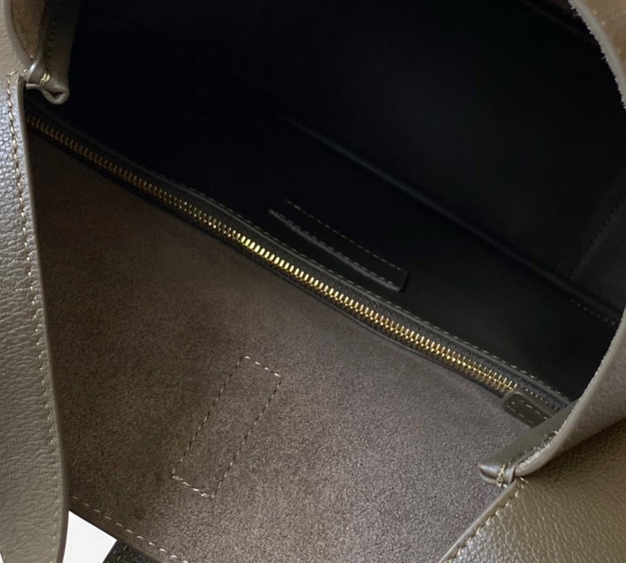 생로랑 그레인 가죽 소재의 LE 5 A 7 소프트 라지백 753837 301331cm 다크 올리브2.jpg