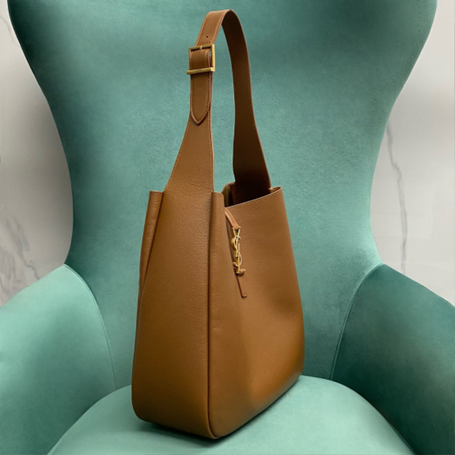 생로랑 그레인 가죽 소재의 LE 5 A 7 소프트 라지백 753837 301331cm 브라운4.jpg