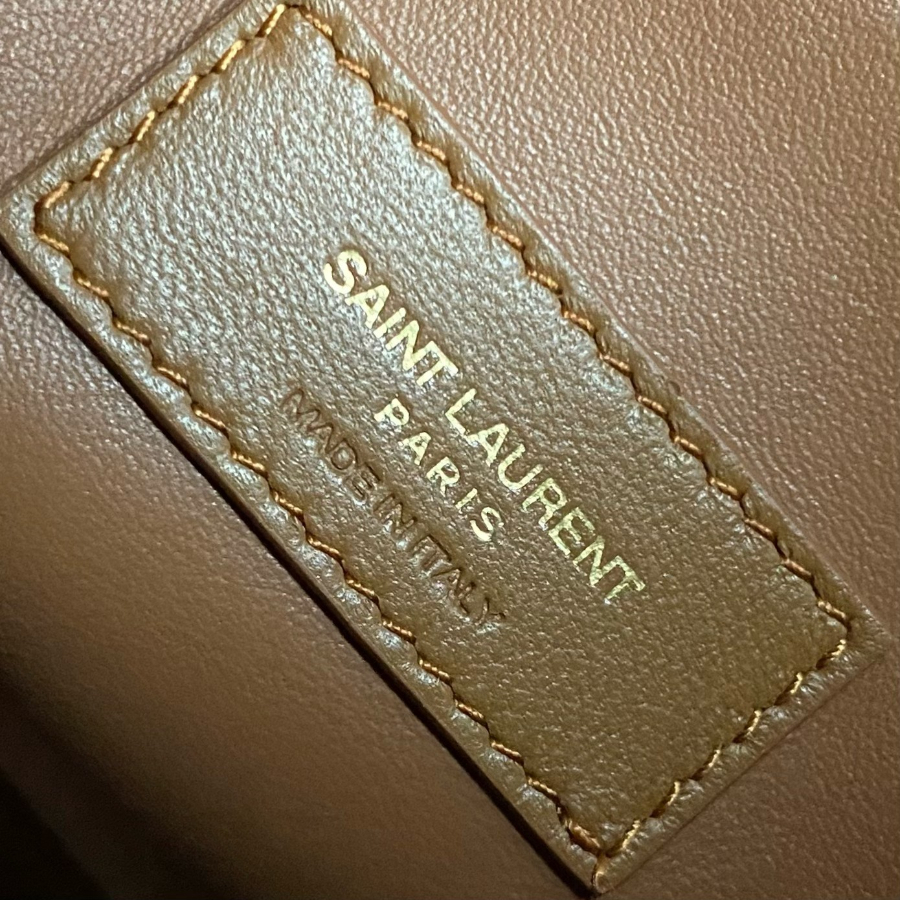 생로랑 그레인 가죽 소재의 LE 5 A 7 소프트 라지백 753837 301331cm 브라운9.jpg