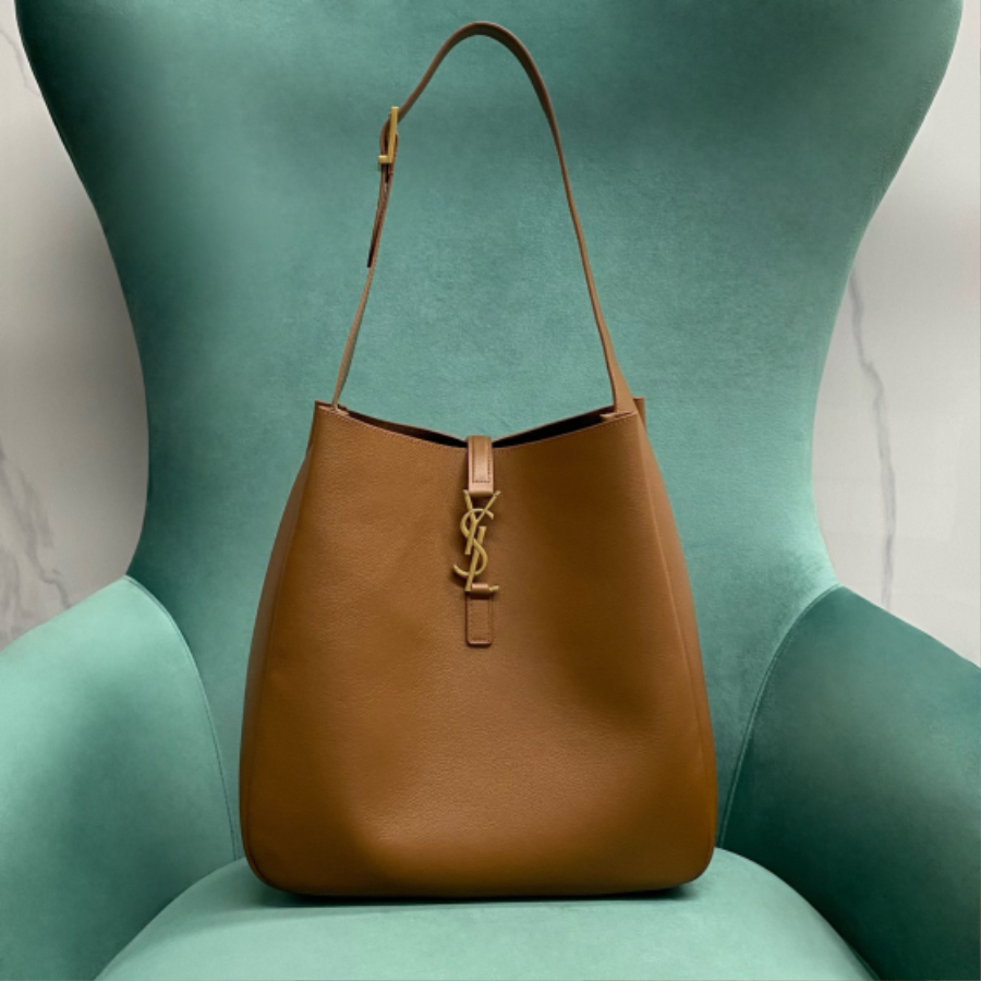 생로랑 그레인 가죽 소재의 LE 5 A 7 소프트 라지백 753837 301331cm 브라운1.jpg