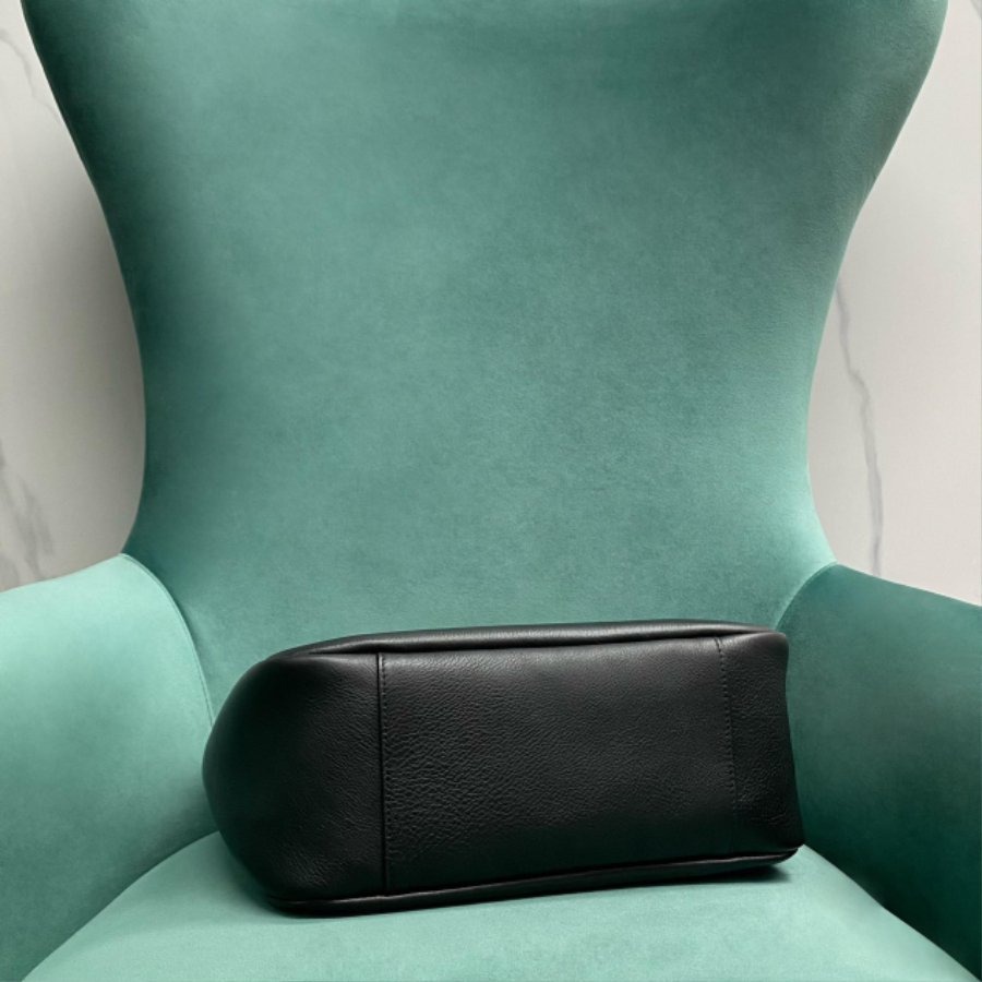 생로랑 그레인 가죽 소재의 LE 5 A 7 소프트 라지백 753837 301331cm 블랙4.jpg