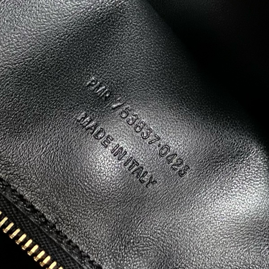 생로랑 그레인 가죽 소재의 LE 5 A 7 소프트 라지백 753837 301331cm 블랙8.jpg