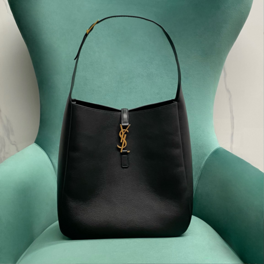 생로랑 그레인 가죽 소재의 LE 5 A 7 소프트 라지백 753837 301331cm 블랙1.jpg