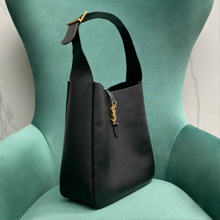 생로랑 그레인 가죽 소재의 LE 5 A 7 소프트 라지백 753837 301331cm 블랙3.jpg