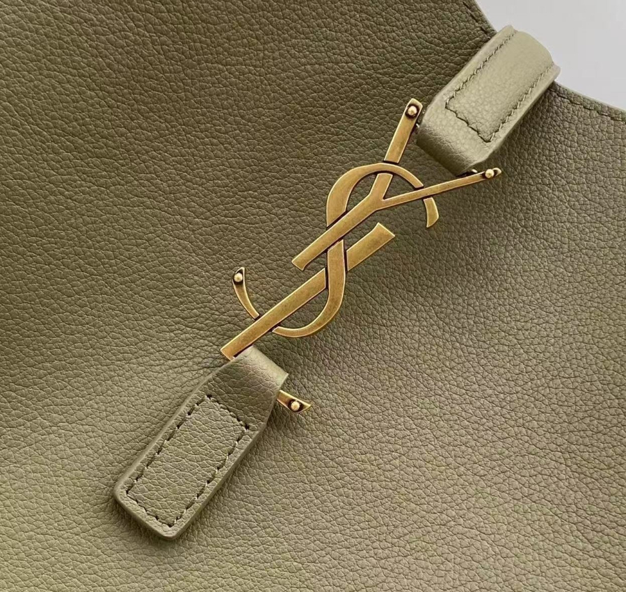 생로랑 그레인 가죽 소재의 LE 5 A 7 소프트 라지백 753837 301331cm 올리브3.jpg