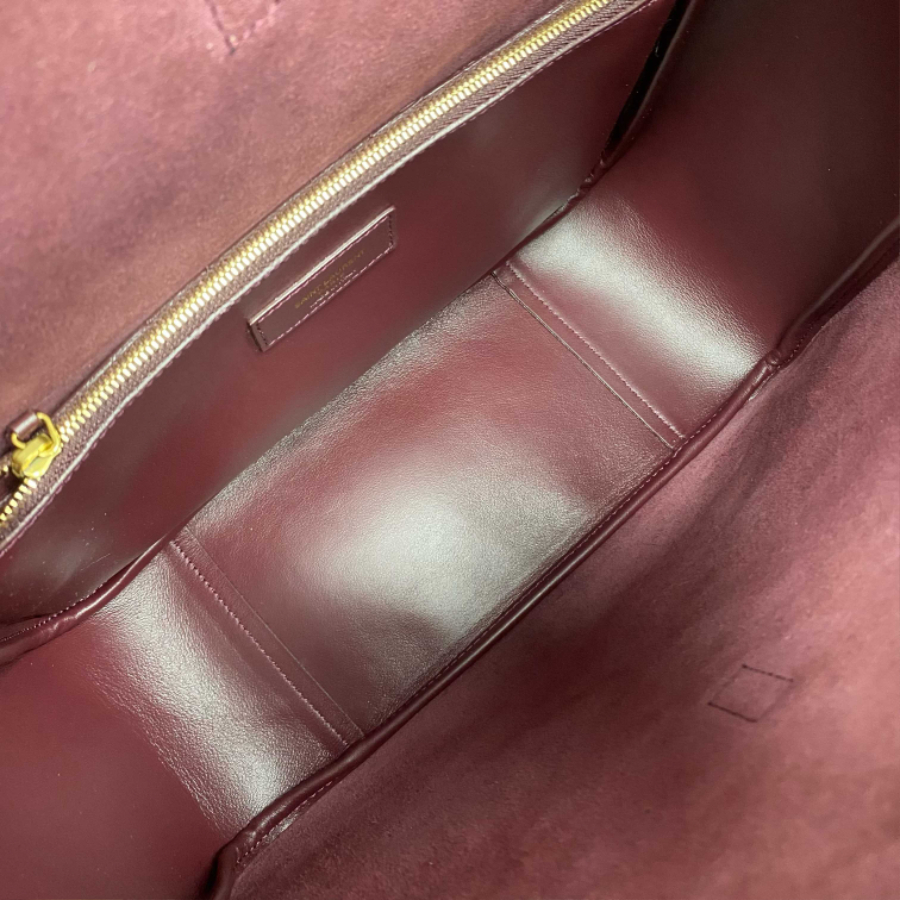 생로랑 그레인 가죽 소재의 LE 5 A 7 소프트 라지백 753837 301331cm 와인3.jpg