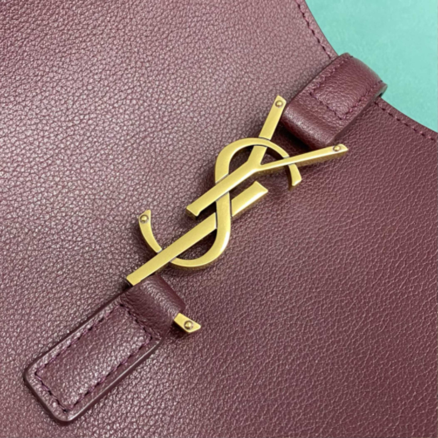 생로랑 그레인 가죽 소재의 LE 5 A 7 소프트 라지백 753837 301331cm 와인6.jpg