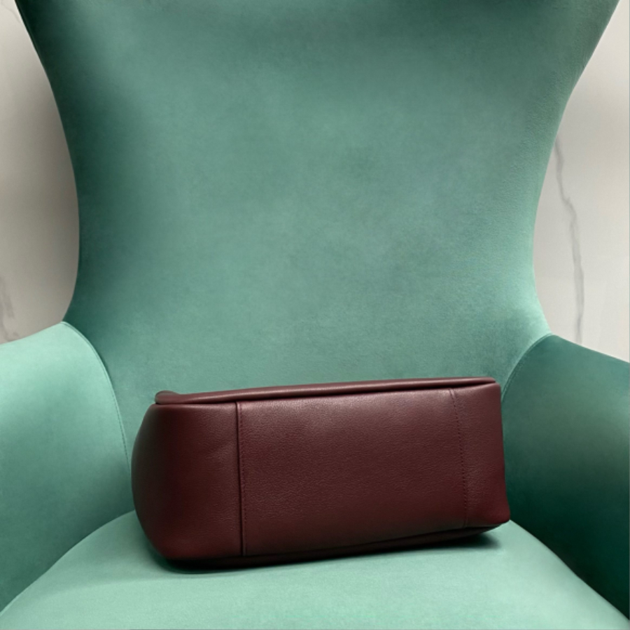 생로랑 그레인 가죽 소재의 LE 5 A 7 소프트 라지백 753837 301331cm 와인5.jpg