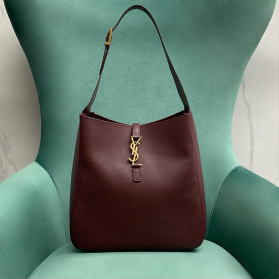 생로랑 그레인 가죽 소재의 LE 5 A 7 소프트 라지백 753837 301331cm 와인1.jpg