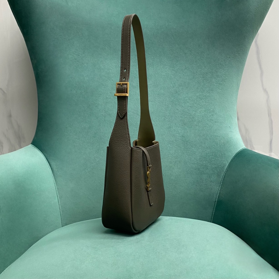 생로랑 그레인 가죽 소재의 유영한 LE 5 A 7 베이비백 809461 15716cm 올리브4.jpg