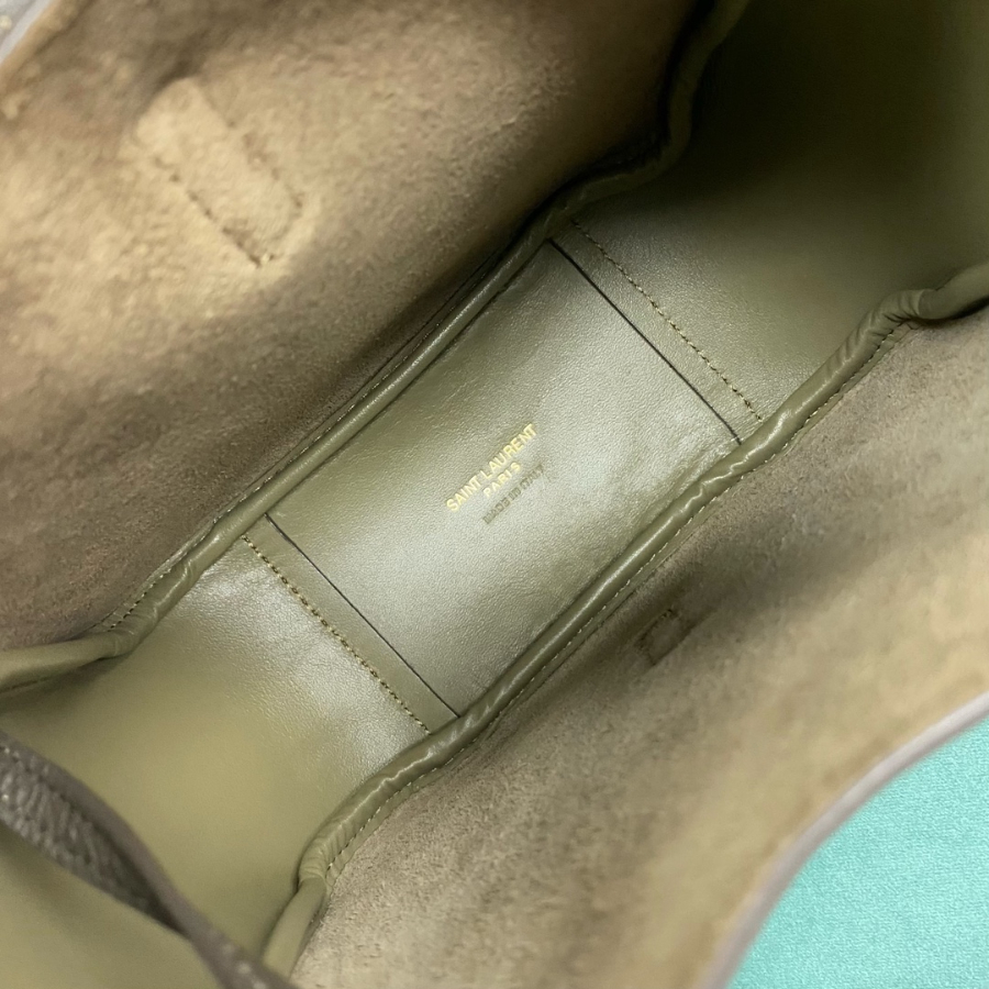 생로랑 그레인 가죽 소재의 유영한 LE 5 A 7 베이비백 809461 15716cm 올리브6.jpg