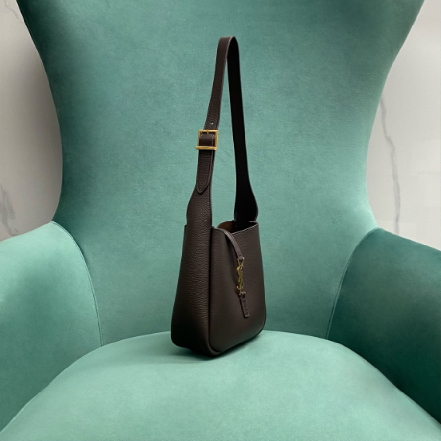 생로랑 그레인 가죽 소재의 유영한 LE 5 A 7 베이비백 809461 15716cm 초콜릿04.jpg