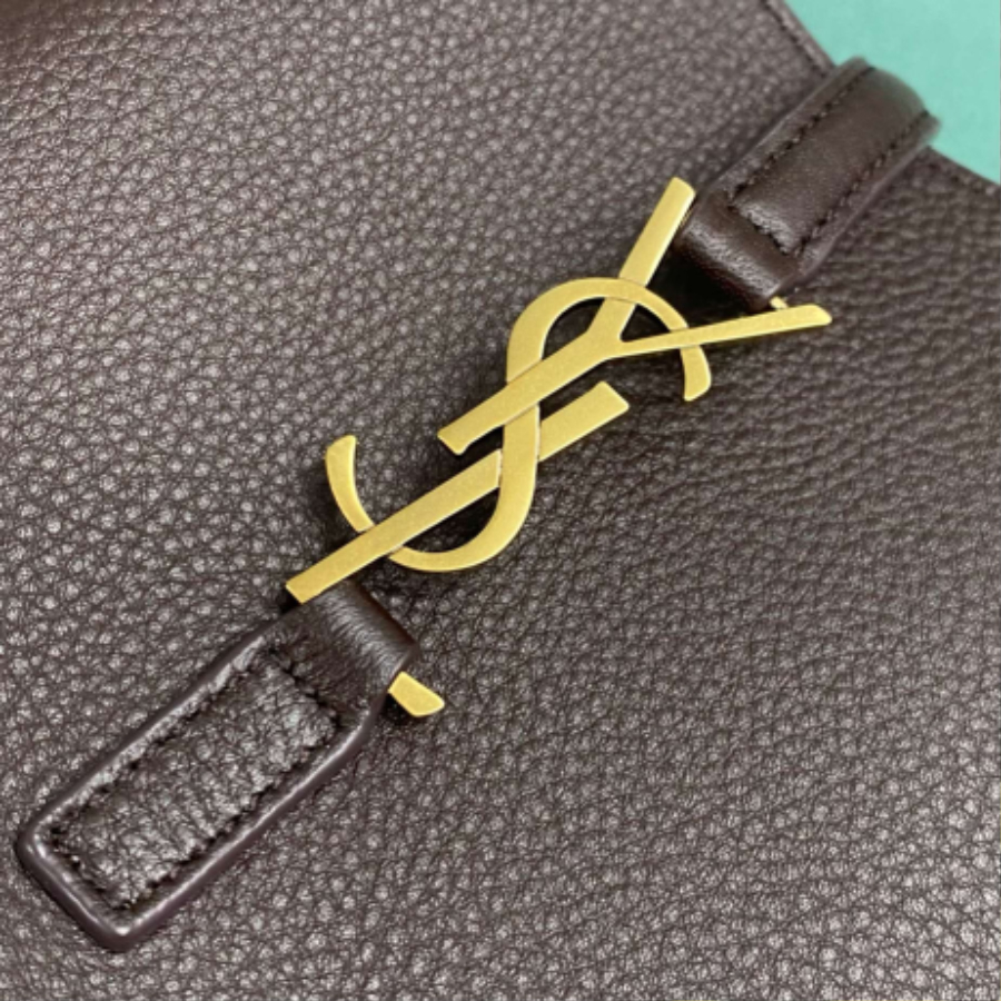 생로랑 그레인 가죽 소재의 유영한 LE 5 A 7 베이비백 809461 15716cm 초콜릿06.jpg