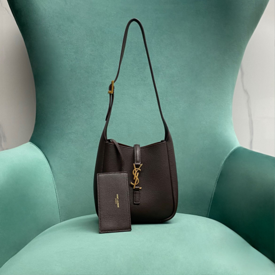 생로랑 그레인 가죽 소재의 유영한 LE 5 A 7 베이비백 809461 15716cm 초콜릿01.jpg