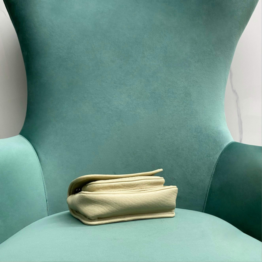 생로랑 그레인 램스킨 소재 NIKI 미니 아이보리 828736 1812.55cm04.jpg