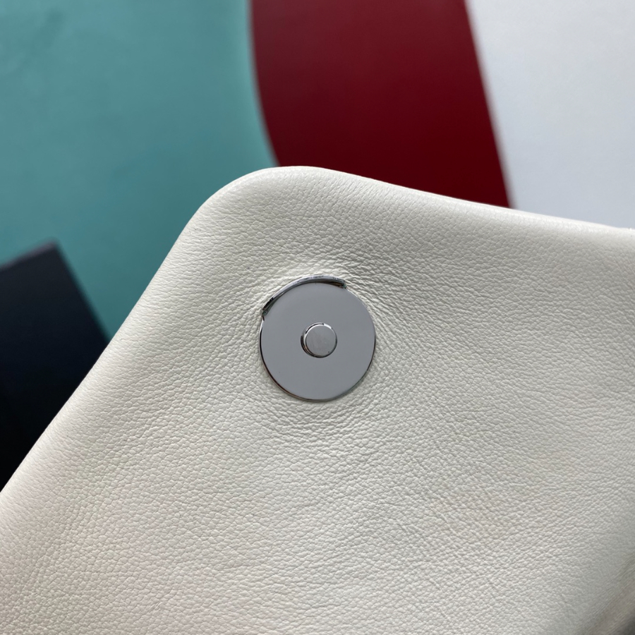 생로랑 나파 퀼팅 가죽 소재 PUFFER 스몰 577476 281118cm 라이트 베이지 은장7.jpg