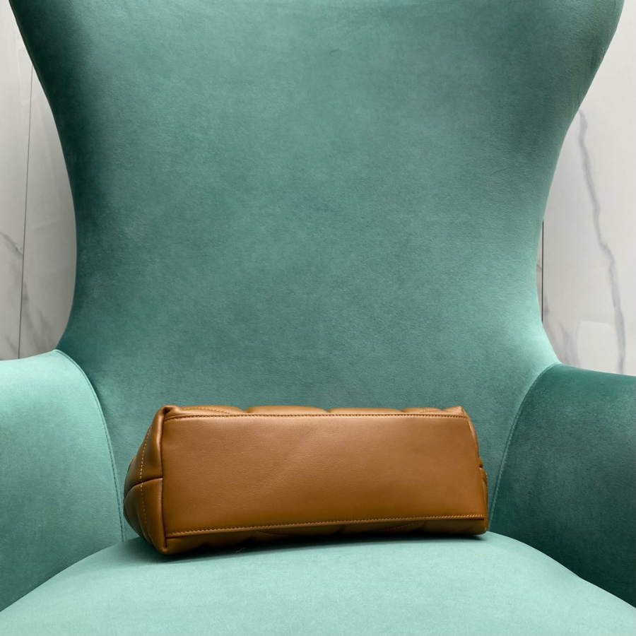 생로랑 나파 퀼팅 가죽 소재 PUFFER 스몰 577476 281118cm 브라운4.jpg