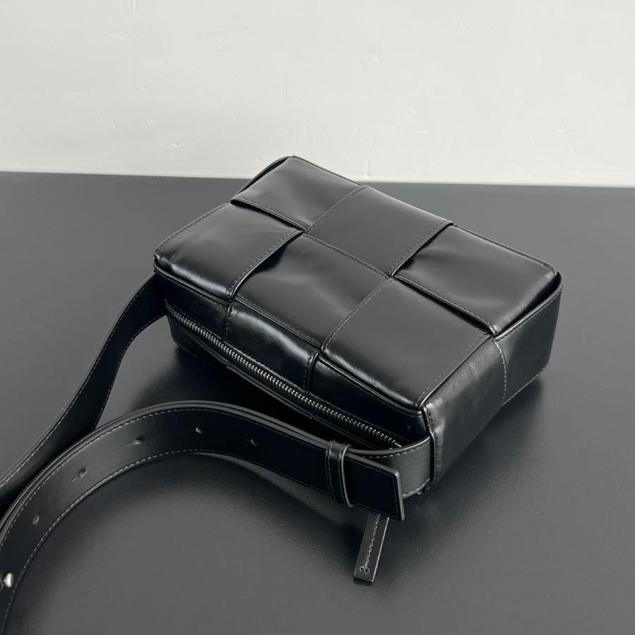 보테가베네타 스몰아르코카메라백4.jpg