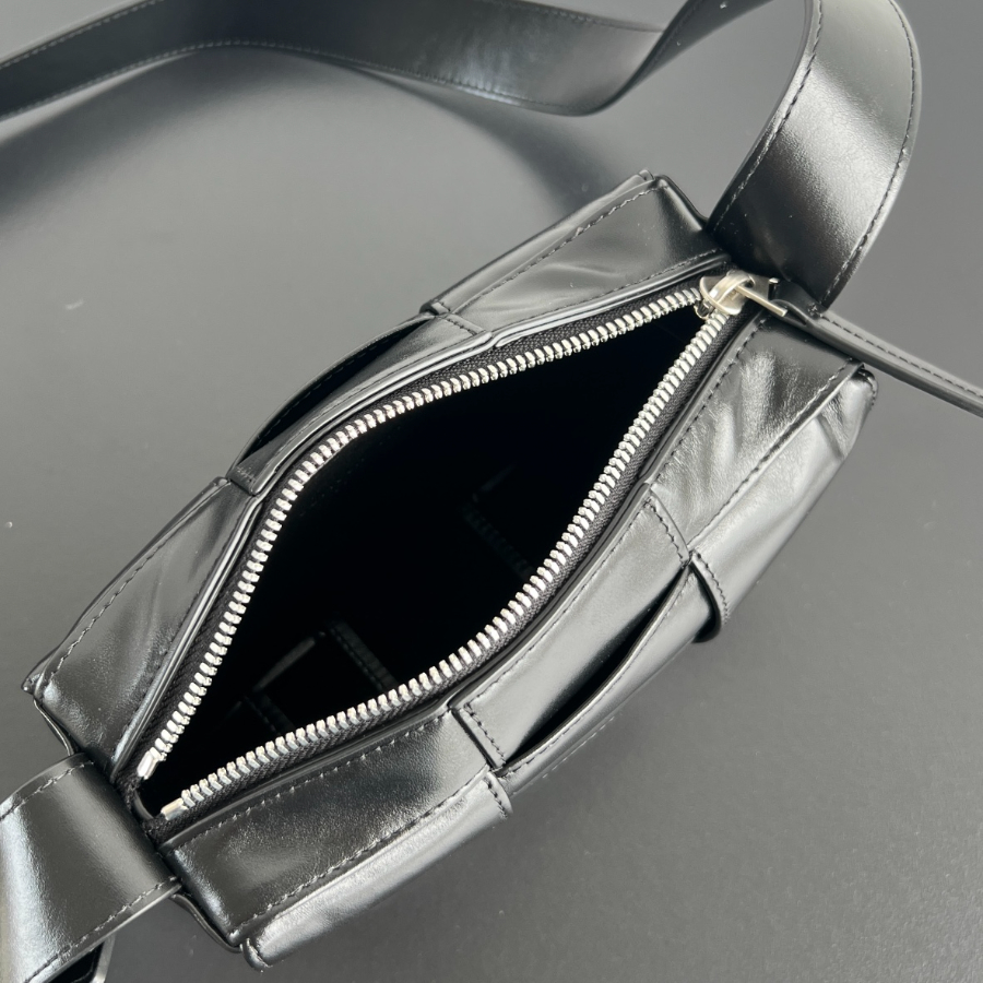 보테가베네타 스몰아르코카메라백5.jpg