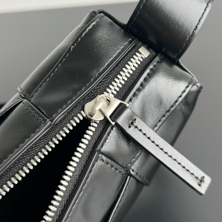 보테가베네타 스몰아르코카메라백6.jpg