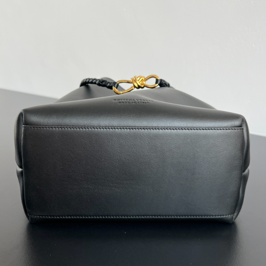 보테가베네타 안디아모버킷백4 블랙.jpg