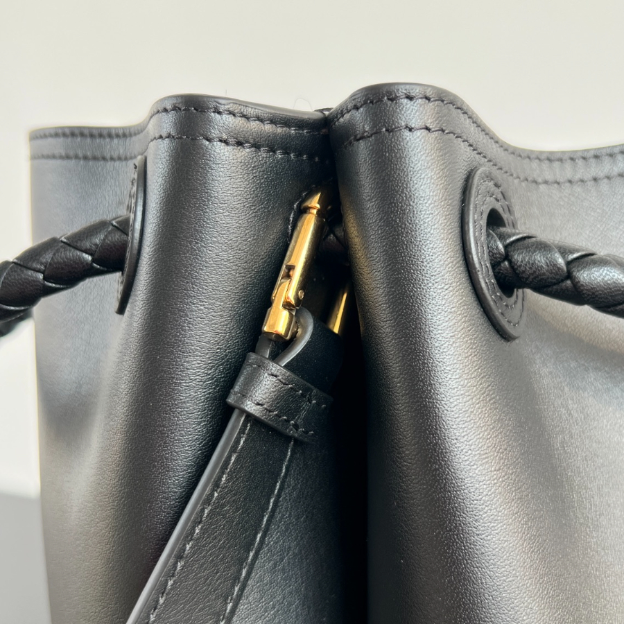 보테가베네타 안디아모버킷백7 블랙.jpg