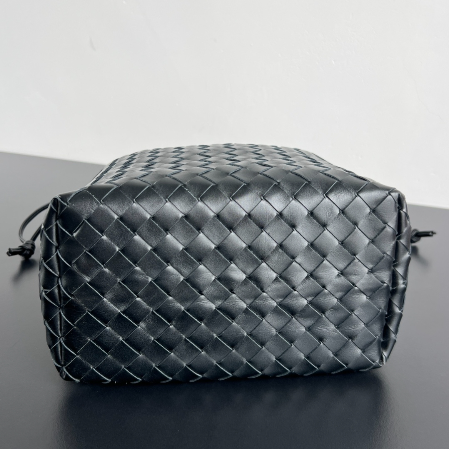 보테가베네타 애비뉴버킷백3.jpg