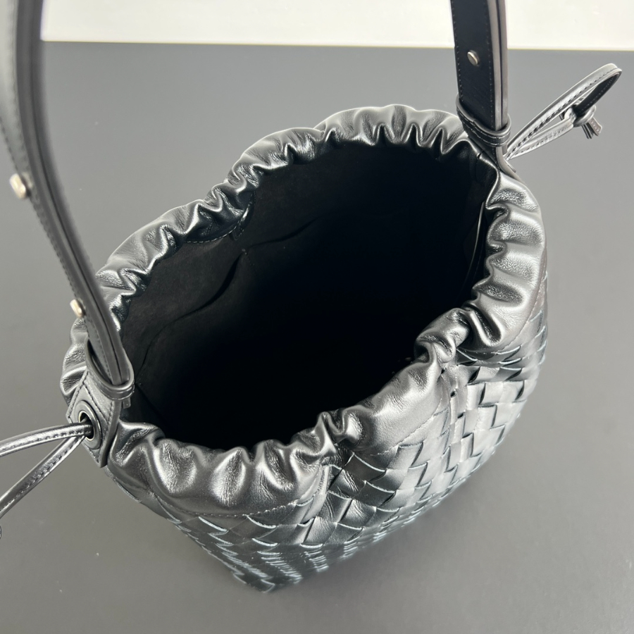 보테가베네타 애비뉴버킷백4.jpg