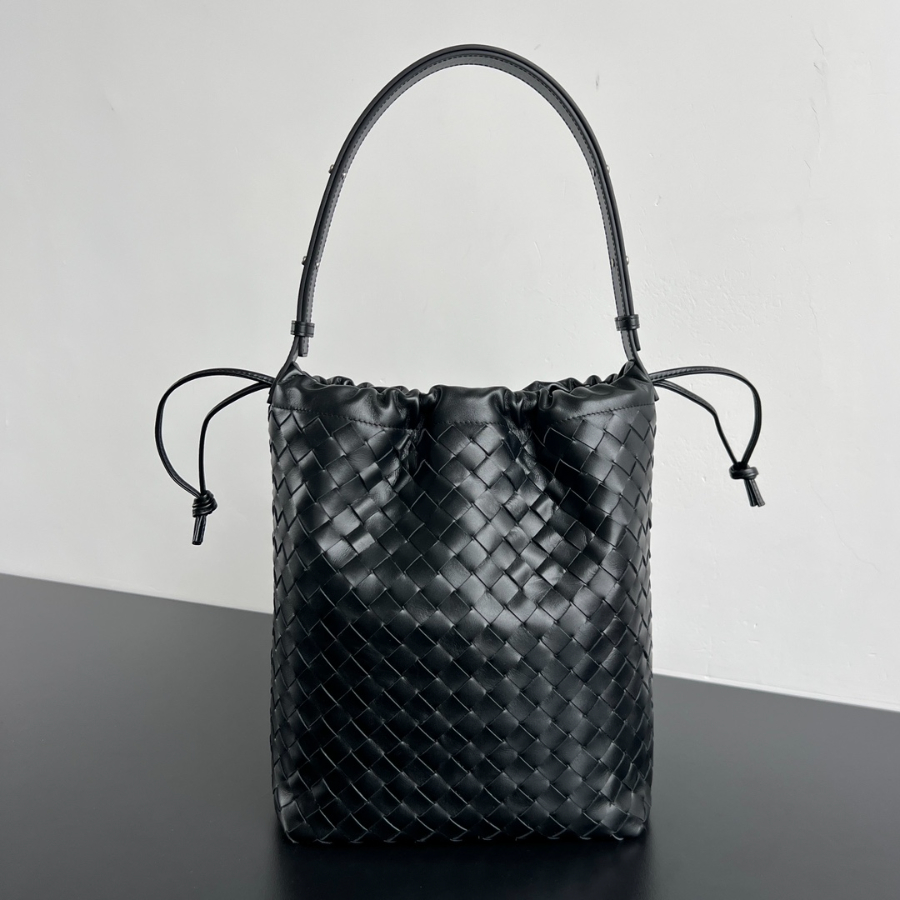 보테가베네타 애비뉴버킷백1.jpg