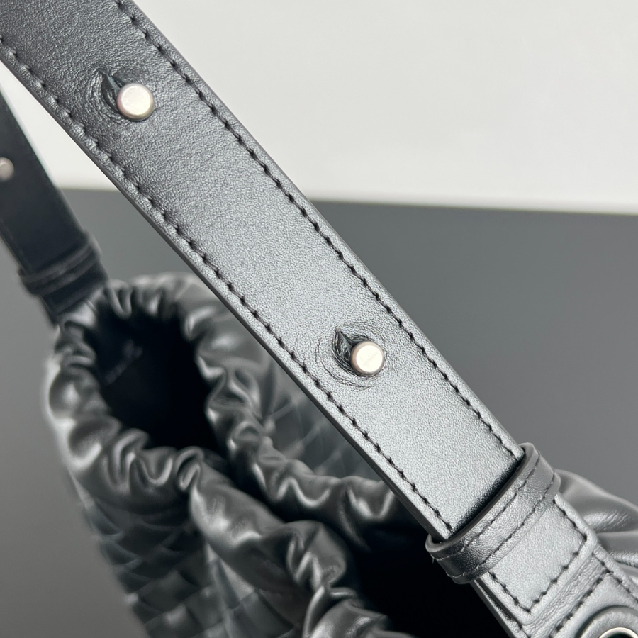 보테가베네타 애비뉴버킷백8.jpg