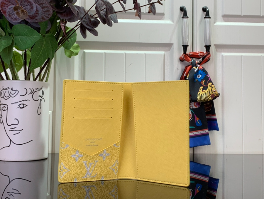 루이비통 패스포트 커버 M15080 10142.5cm 라이트 그레이3.jpg