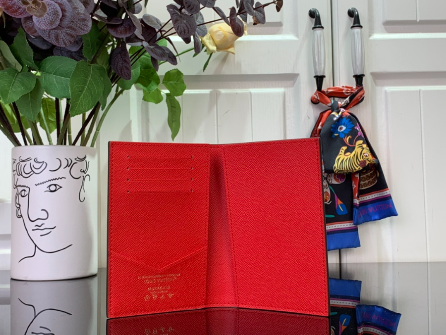 루이비통 LV x TM 패스포트 커버 여권지갑 M13424 142.510cm3.jpg