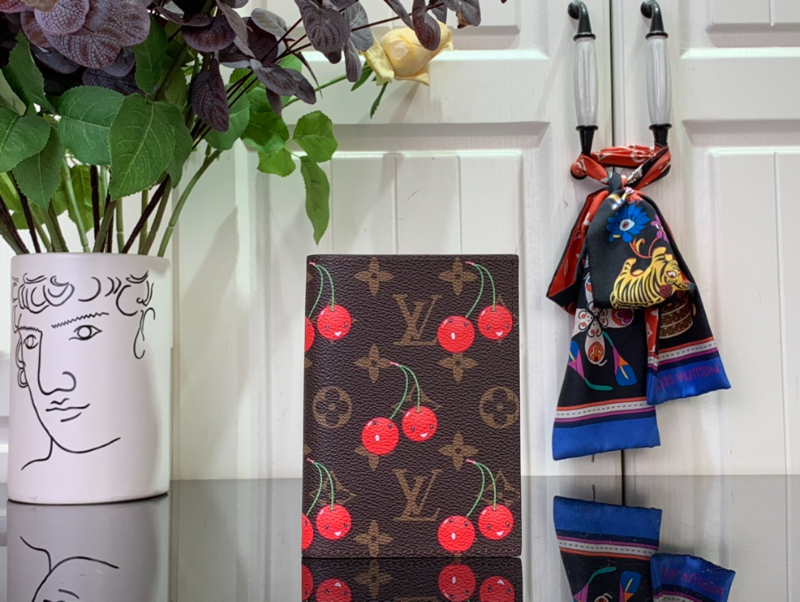 루이비통 LV x TM 패스포트 커버 여권지갑 M13424 142.510cm1.jpg