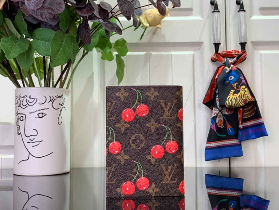 루이비통 LV x TM 패스포트 커버 여권지갑 M13424 142.510cm2.jpg