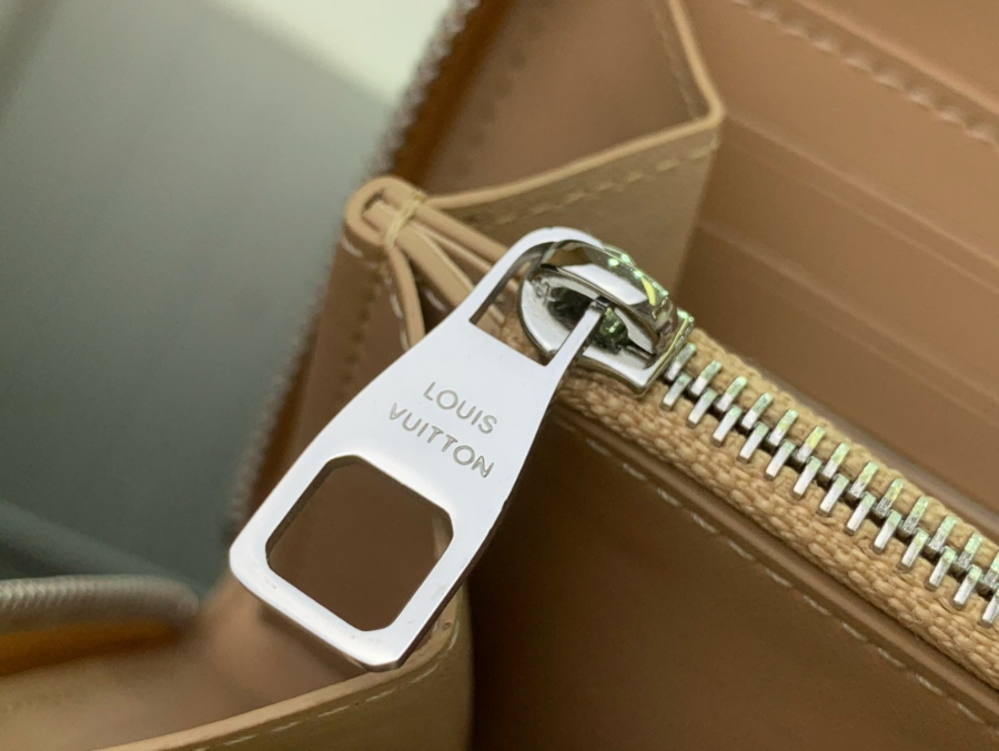 루이비통 토뤼옹 모노그램 지피 장지갑 M14142 2092cm 다크 베이지6.jpg