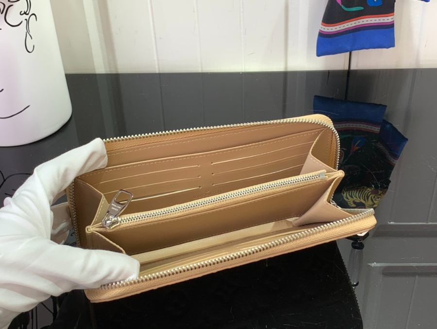 루이비통 토뤼옹 모노그램 지피 장지갑 M14142 2092cm 다크 베이지3.jpg