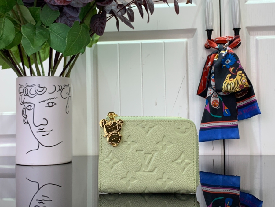 루이비통 LV x TM 버티컬 노아 컴팩트 M13801 118.51.5cm 라이트 그린1.jpg