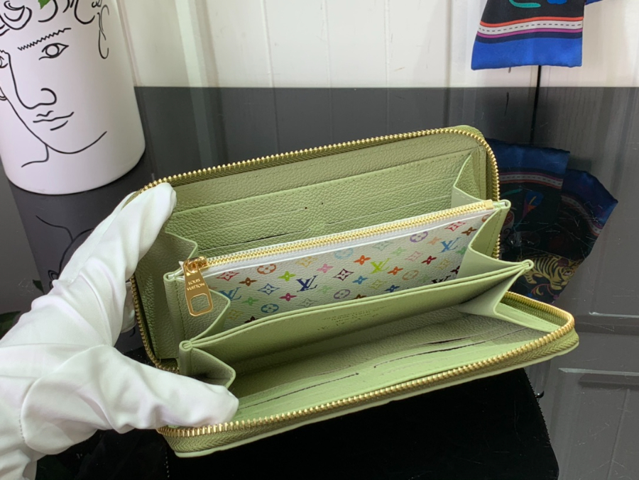 루이비통 LV x TM 슈즈 지퍼 장지갑 M13618 19.510.52.5cm 라이트 그린3.jpg