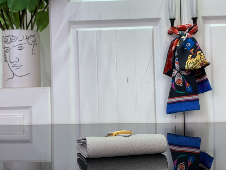 루이비통 컴팩트 로우 키 락 반지갑 M13616 118.52cm 라이트 그레이4.jpg