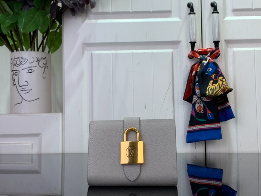 루이비통 컴팩트 로우 키 락 반지갑 M13616 118.52cm 라이트 그레이1.jpg