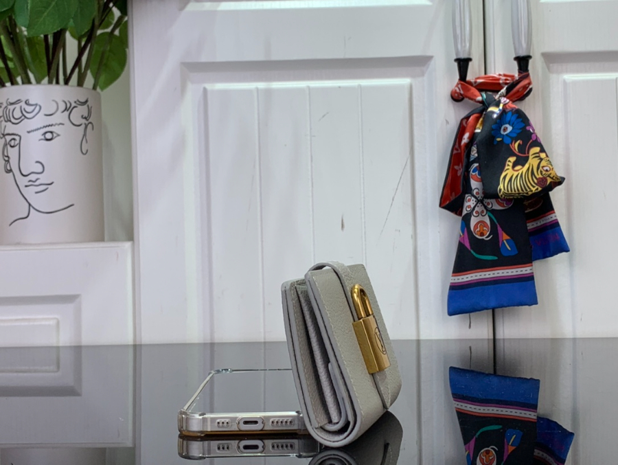 루이비통 컴팩트 로우 키 락 반지갑 M13616 118.52cm 라이트 그레이3.jpg